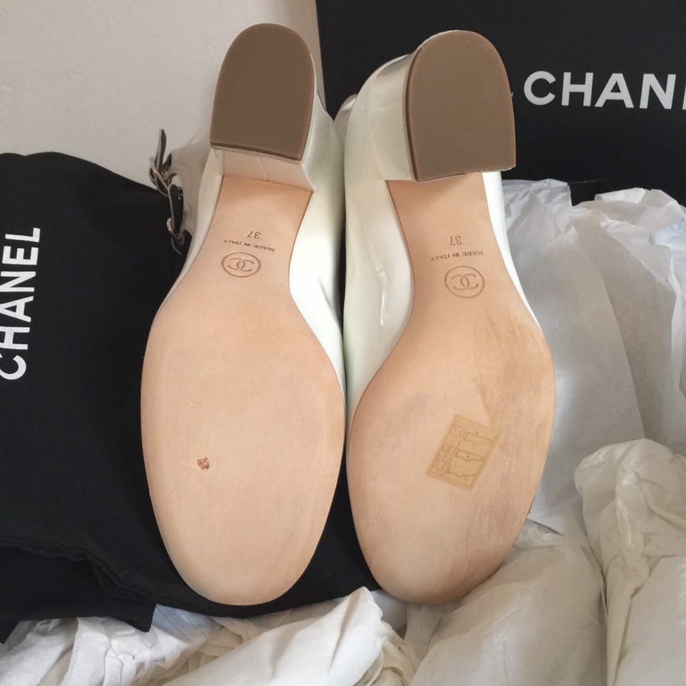 RARE NWT CHANEL WHITE PATENT PUMP WITH LAMBSKIN GLADIATOR INSET - Picture 3 of 13